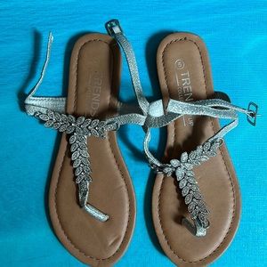 Trends up collection silver sparkle sandals size 5